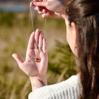 Západ slunce, zachycený ve šperku☀️ Teplé tóny, opravdové květy a jedinečný kousek přírody, který můžeš nosit každý den....