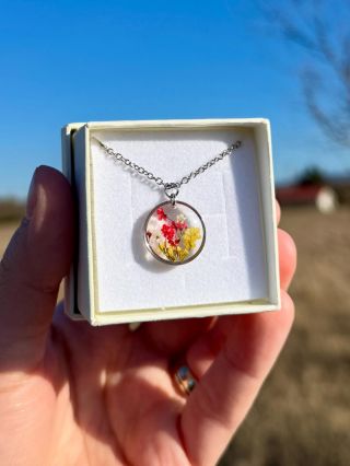 Tenhle luční kvítek mi pokaždé připomene krásnou rozkvetlou louku plnou vůní a klidu💛 . . . #kvetinkomat #lucnikvitek...