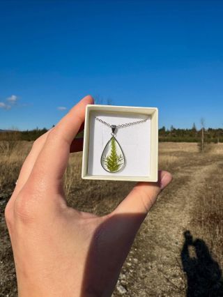 Lesní kapka🌿 Kapka ukrývající tajemství lesa – jemný lístek kapradiny, symbol síly, harmonie a spojení s přírodou. 🍃✨...